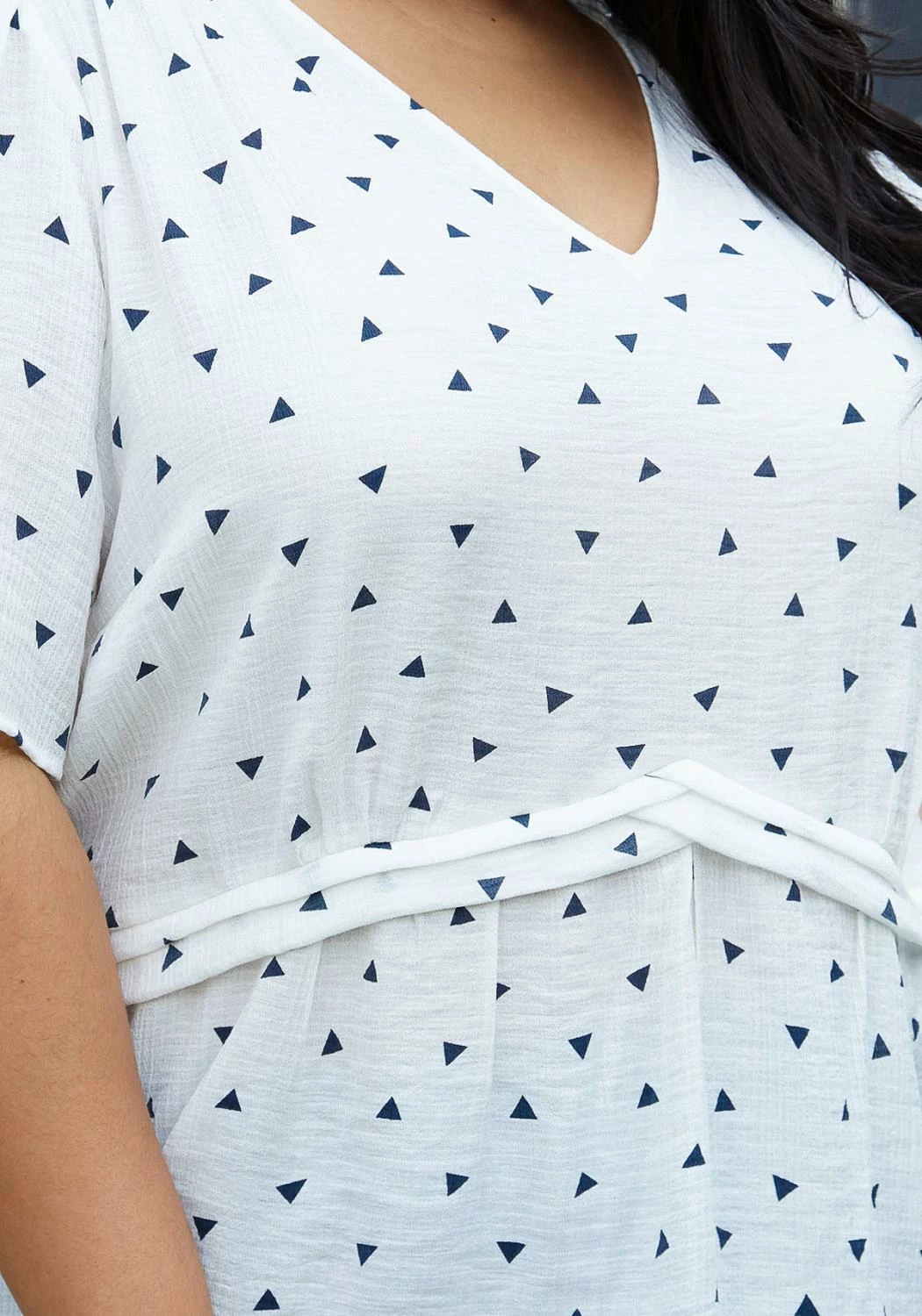 Nurode Plus Size Triangle Print Puff Sleeve V-Neck Blouse 4 Nurode Plus Size Triangle Print Puff Sleeve V-Neck Blouse - Image 4