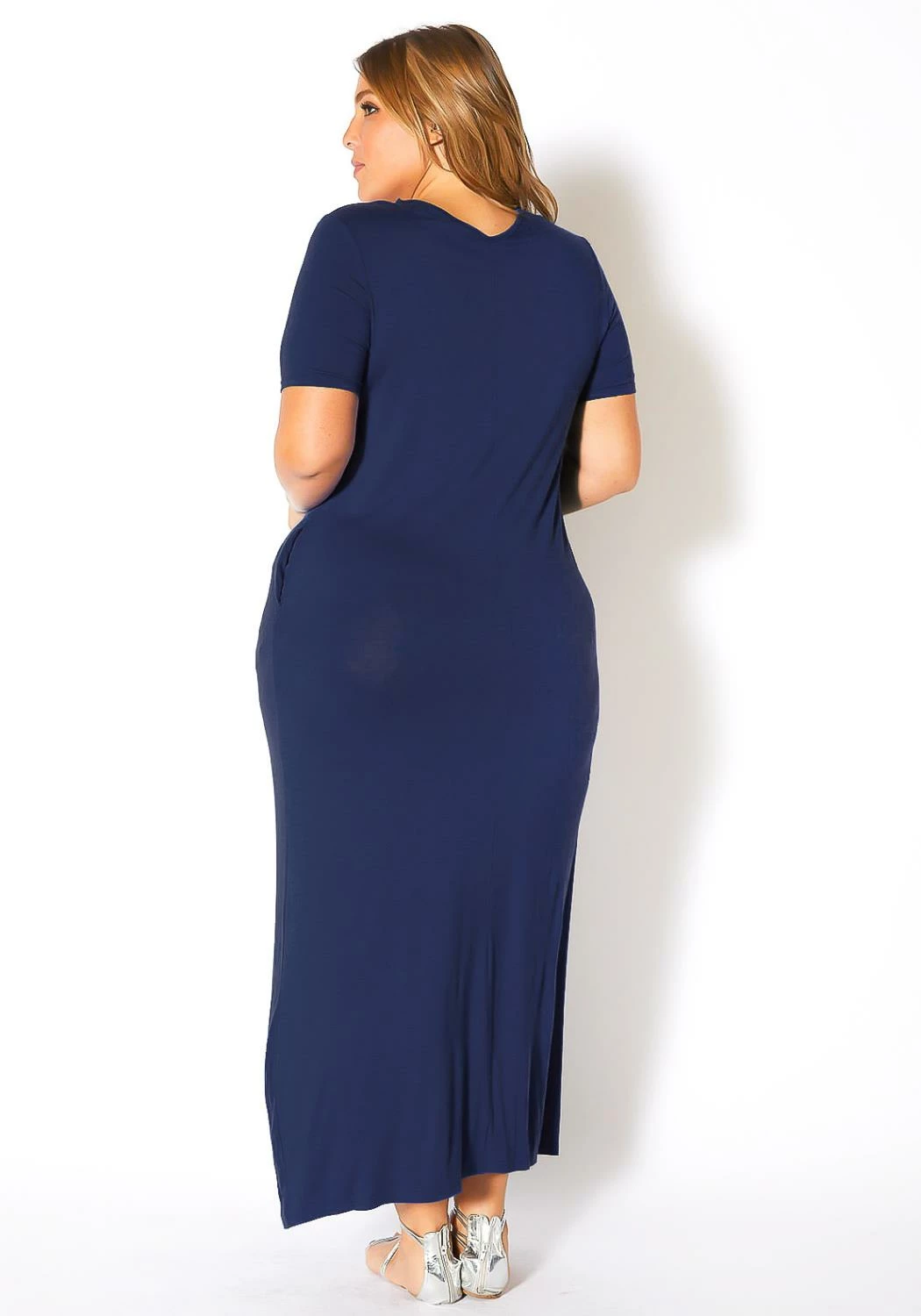 Plus Size V-Neck Short Sleeve Maxi Dress With Pockets 3 Plus Size V-Neck Short Sleeve Maxi Dress With Pockets - Image 3